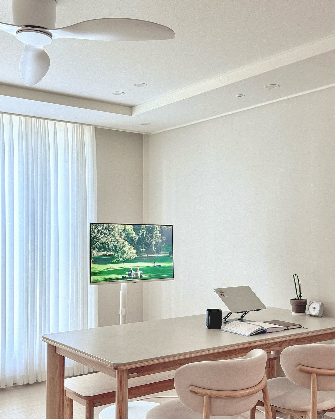 Photo shared by 네스티홈🏠 | 그릇애호가가 사는 집*。 on April 07, 2025 tagging @casamia_official, @samsungkorea, and @truegallery_official.