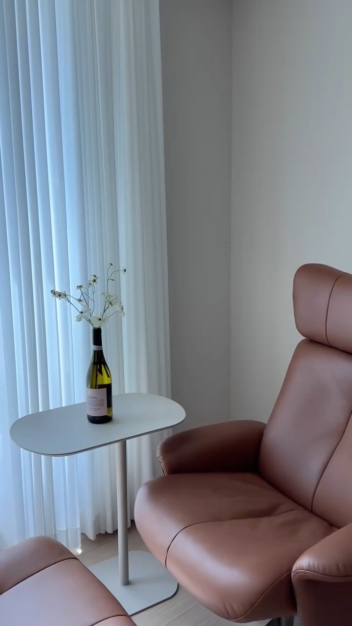 nesty__home 게시물 이미지: 사실 남편이 사자고 했을 때 반대했는데, 지금은 내가 제일 잘 쓰는 리클라이너존☕️...