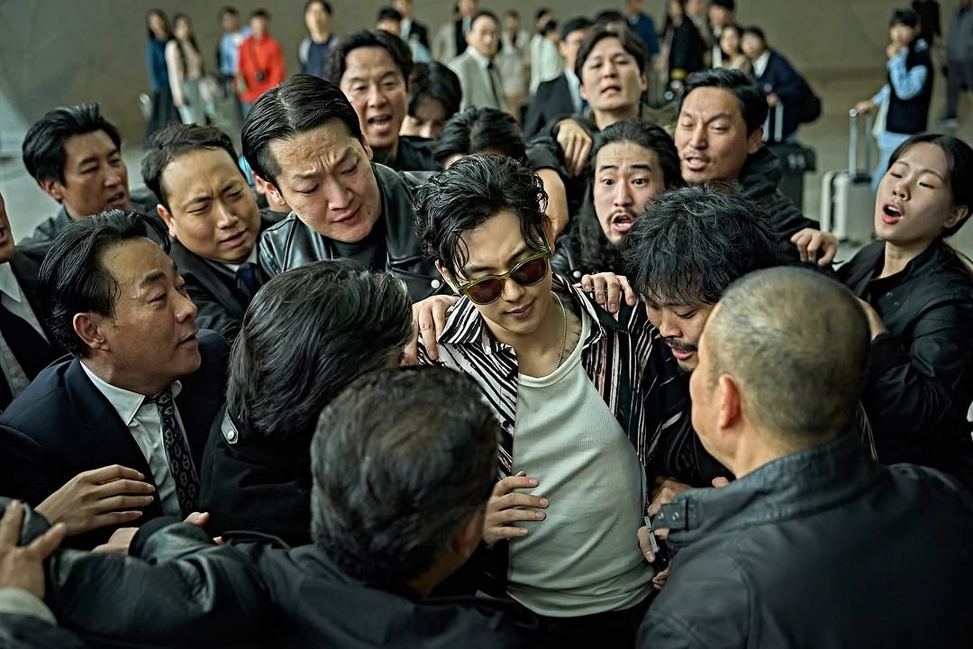 Photo shared by Netflix Korea | 넷플릭스 코리아 on September 08, 2025 tagging @yim_siwang. May be an image of 7 people, people standing, crowd and text.