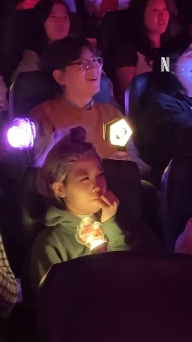 netflixkr 게시물 이미지: 케데헌 싱어롱 난리난 진우 ‘그 장면’ 찐 리액션.
<케이팝 데몬 헌터스> 스페셜...