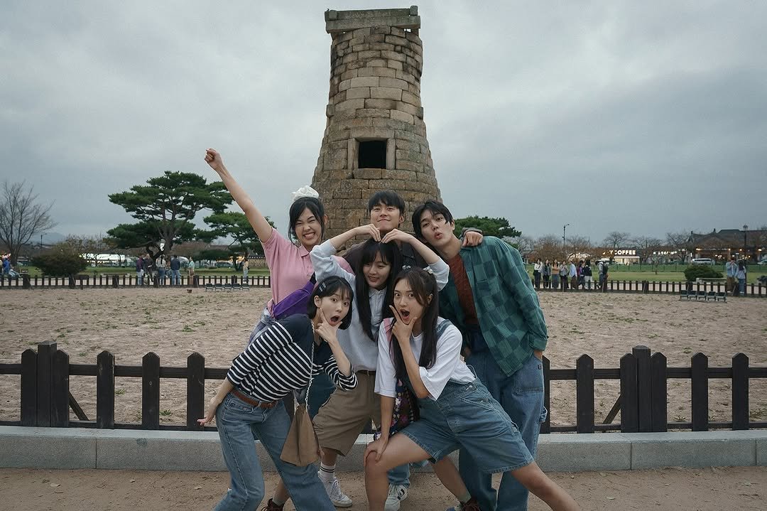 Photo by Netflix Korea | 넷플릭스 코리아 on September 08, 2025. May be an image of 2 people, monument and text.