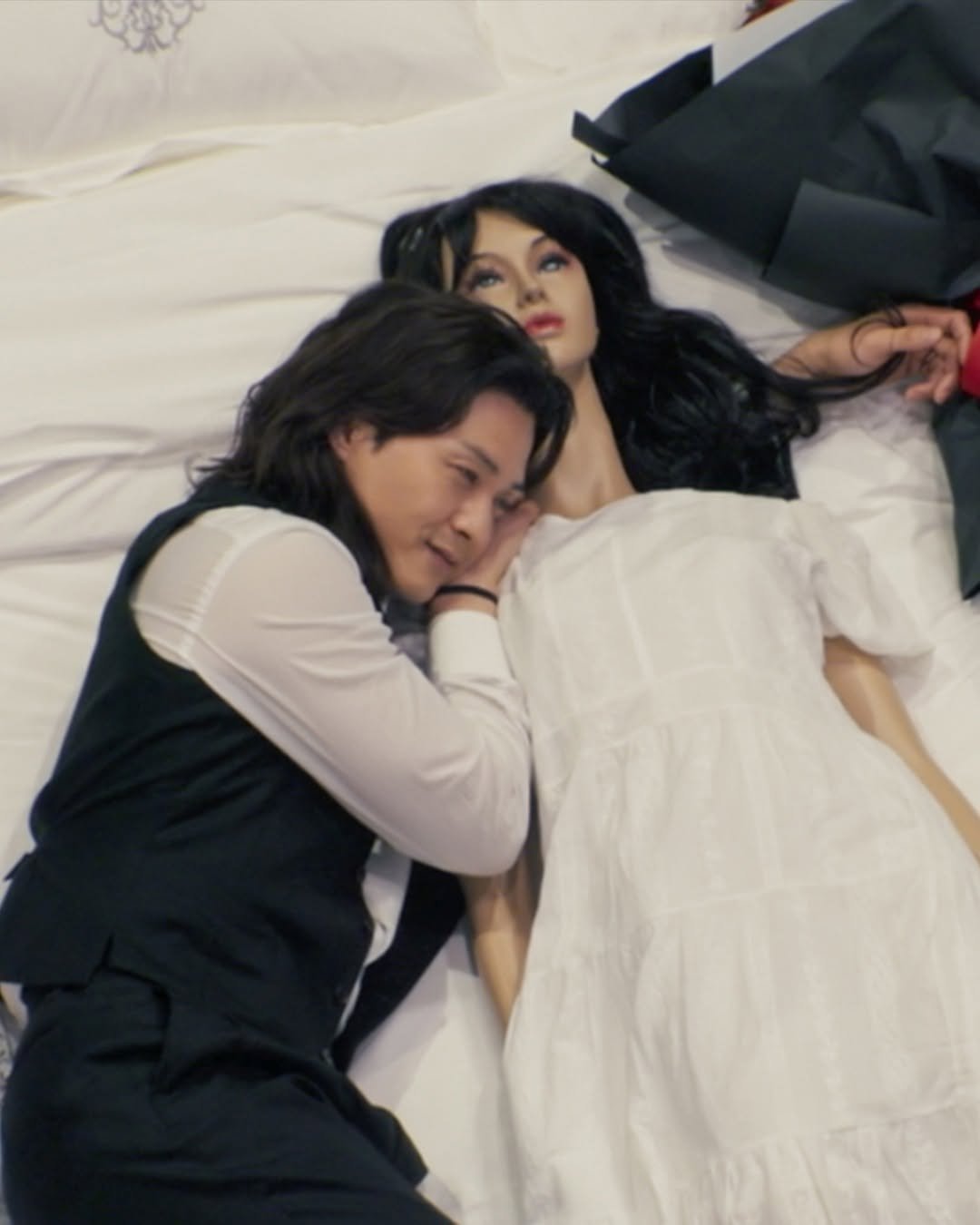 netflixkr 게시물 이미지: 살인 사건 발생. 범인은 이 안에 있다.

메소드 심리전 속 반전과 광기의 추리...