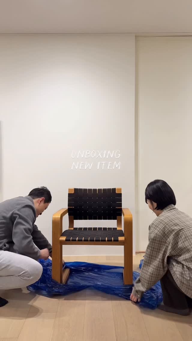 neurimi_home 게시물 이미지: 빈티지 가구 세계에 입문해버린 건가 🤎
우리의 두번째 빈티지 의자 언박싱, 흥부자의...