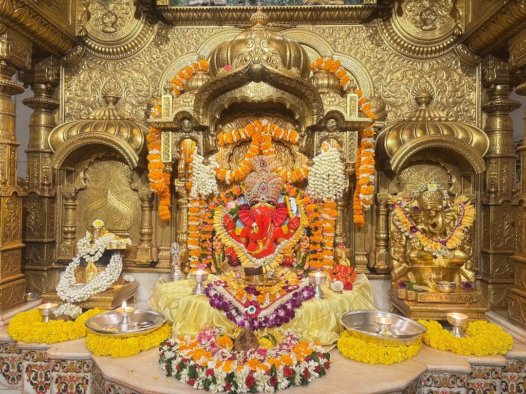 news18gujarati 게시물 이미지: મુંબઈ સ્થિત શ્રી સિદ્ધિવિનાયક દેવના સાંજના...