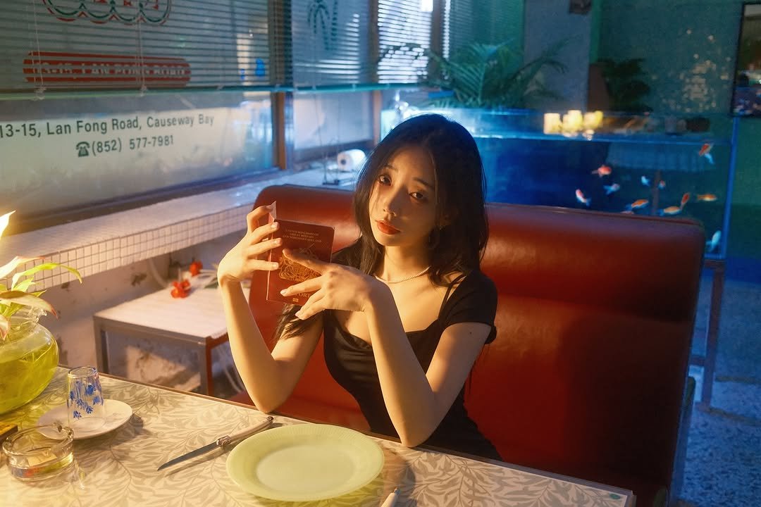 Photo by 새보미 🦔 on October 15, 2025. May be an image of candle, chopsticks and text.