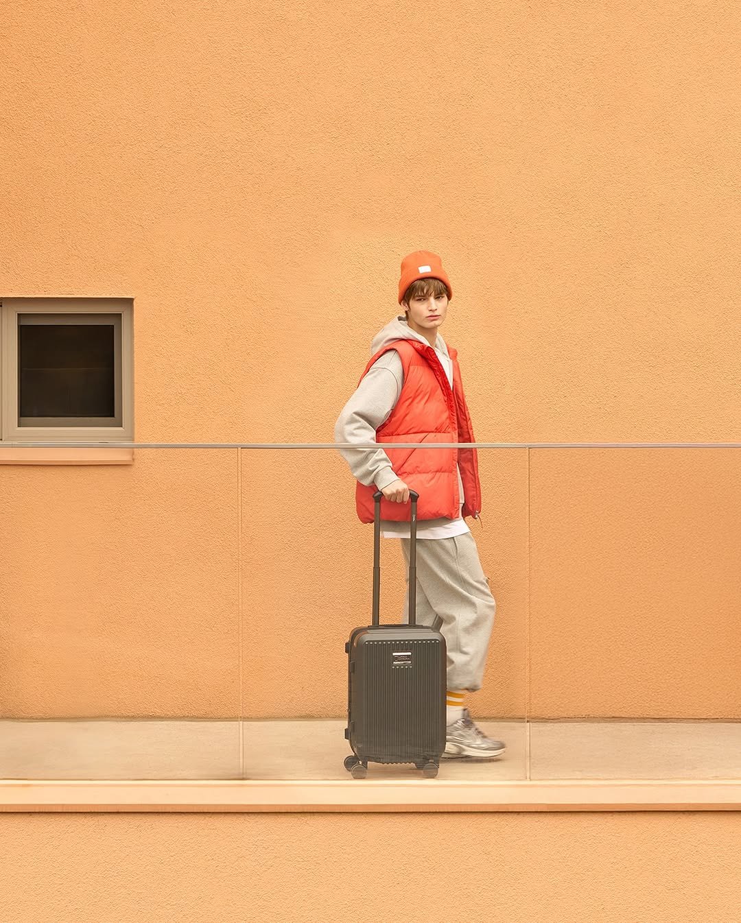 Photo by 내셔널지오그래픽 어패럴 on October 03, 2025. May be an image of 1 person, standing, suitcase, portable cassette player, briefcase, luggage and text.