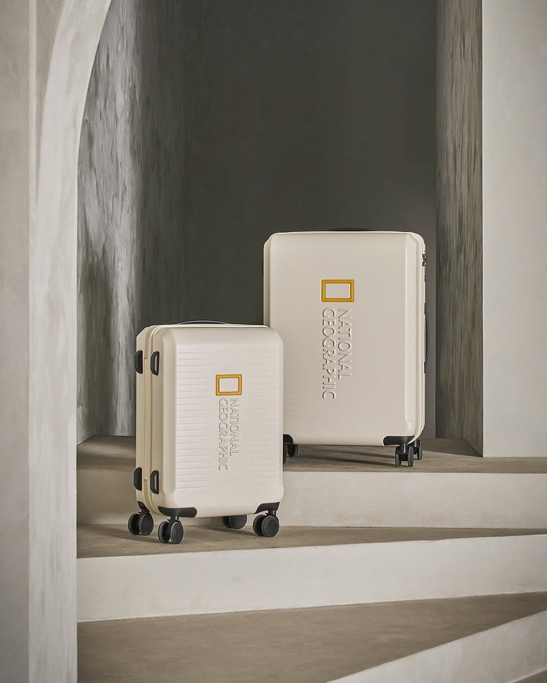Photo by 내셔널지오그래픽 어패럴 on June 24, 2025. May be an image of suitcase, water heater, luggage, cooler, briefcase, generator, refrigerator, trolley and text.