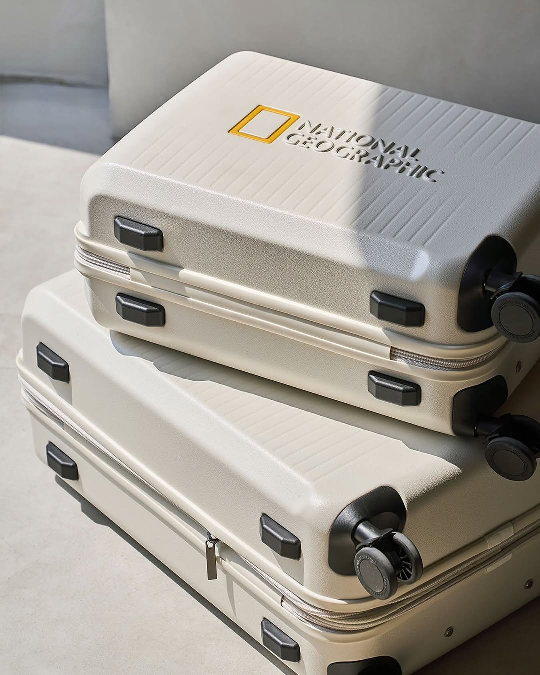 Photo by 내셔널지오그래픽 어패럴 on June 24, 2025. May be an image of suitcase, briefcase, luggage and text.