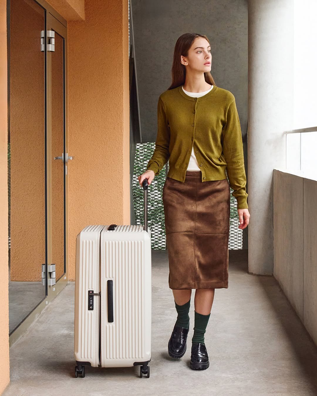 Photo by 내셔널지오그래픽 어패럴 on October 05, 2025. May be an image of 1 person, suitcase, luggage, briefcase and text.