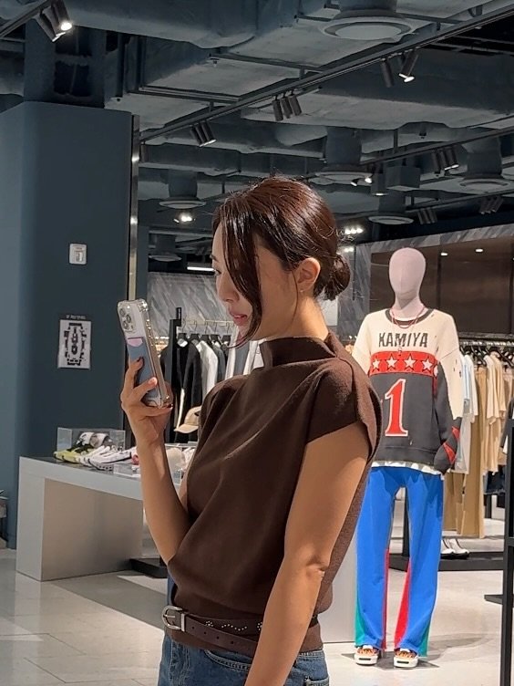 Photo by 비니, 임정빈 on September 17, 2025. May be an image of 1 person, mannequin, clothes hanger, display case and text that says '7 CH0o KAMIYA 1 1 ET'.
