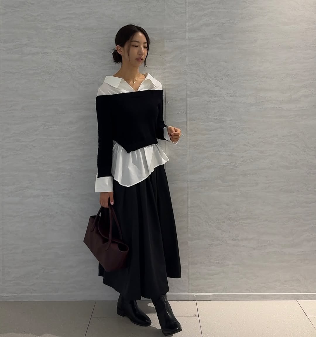 Photo by 비니, 임정빈 on September 17, 2025. May be an image of 1 person, overskirt, top, dress and text.