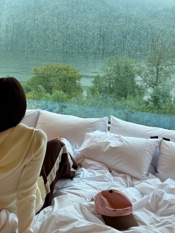 Photo by 비니, 임정빈 on September 24, 2025. May be an image of 1 person, sleepwear, bath robe, bed, bedroom, outdoors and text.
