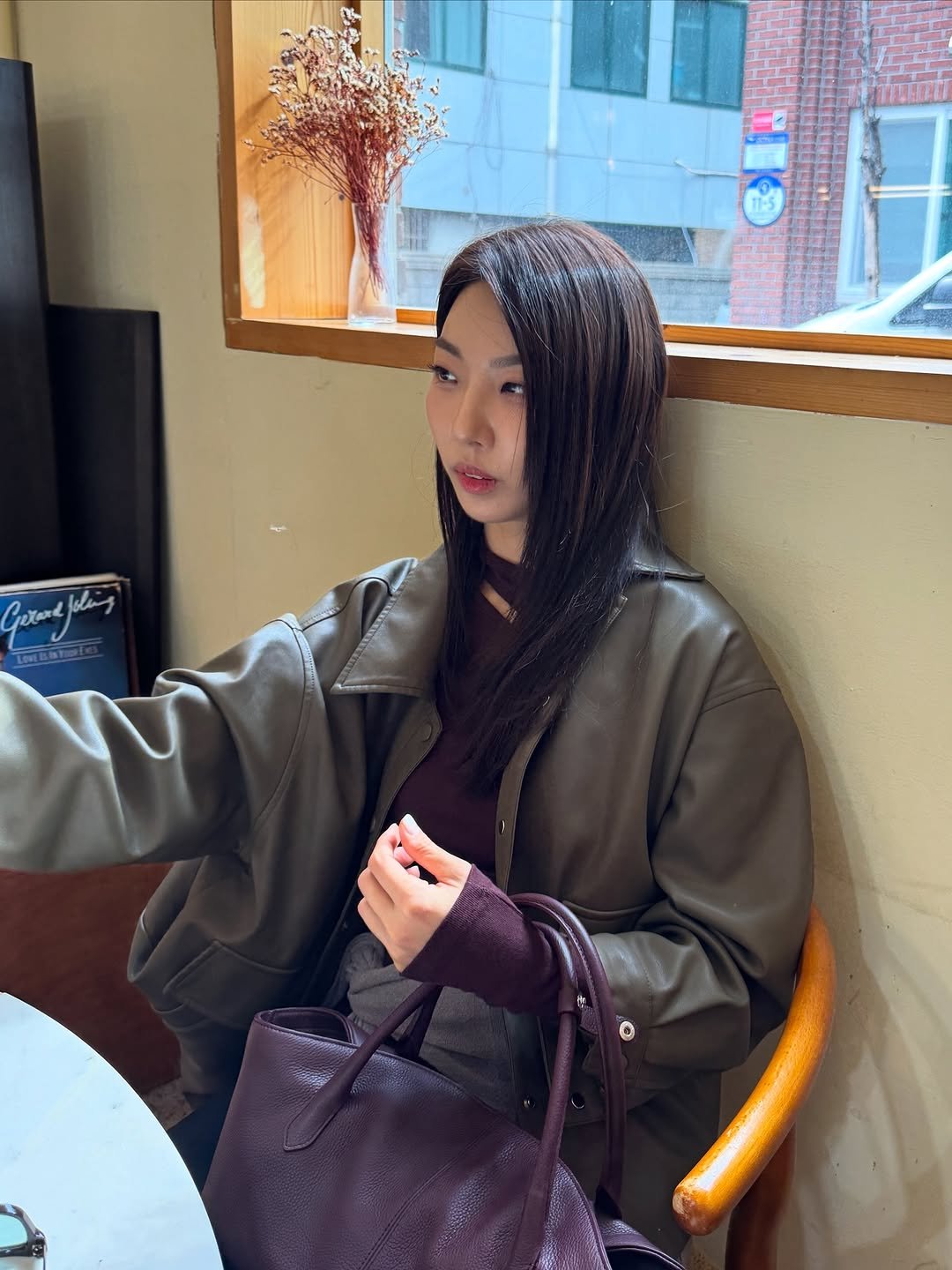 Photo by 비니, 임정빈 on September 29, 2025. May be an image of 1 person, duffle coat, leather, goosedown coat, overcoat, jacket, purse, raincoat, parka and text.
