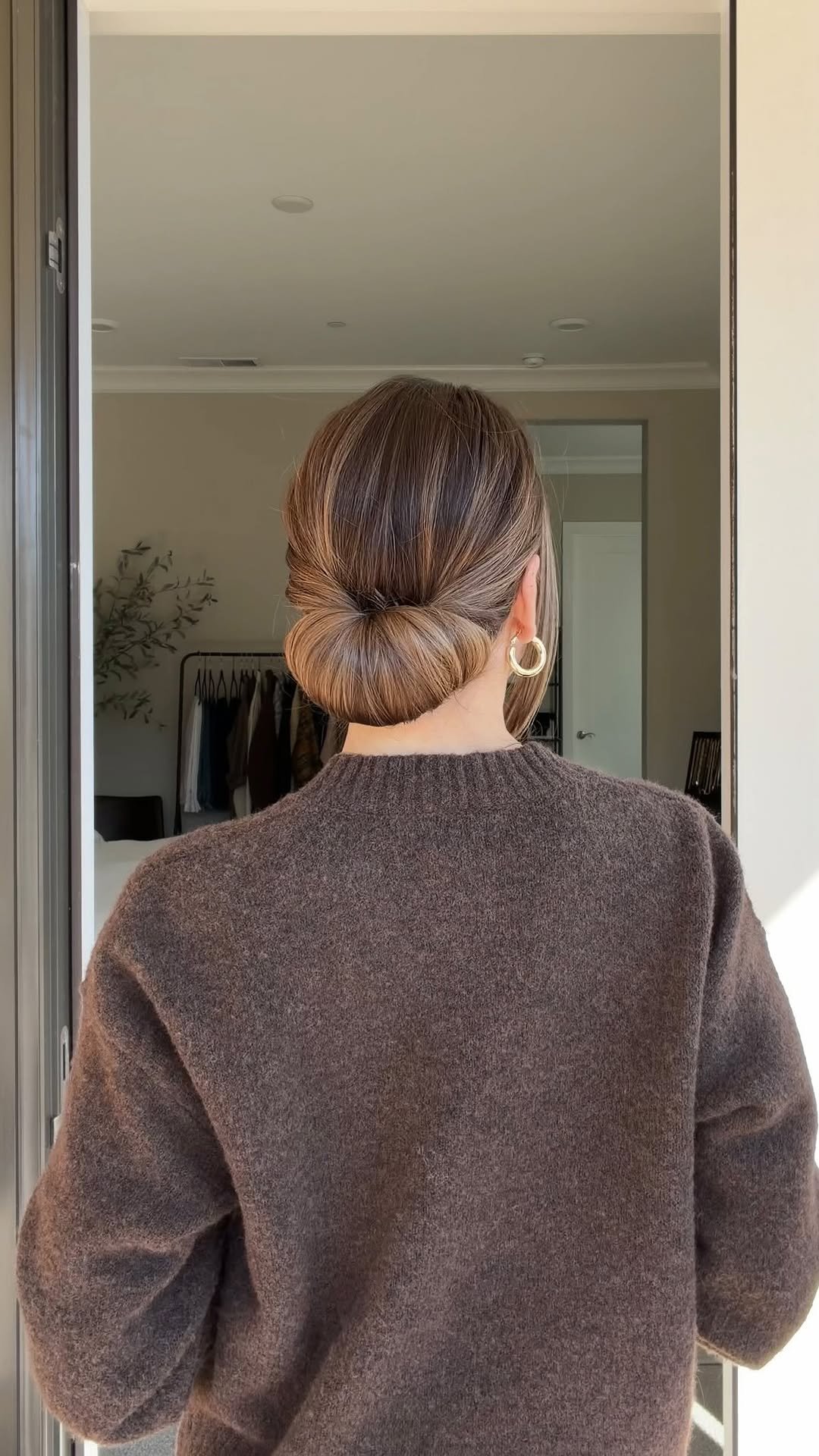 nicholeciotti 게시물 이미지: Flip, roll, & tuck 💁‍♀️

Gather your hair into...