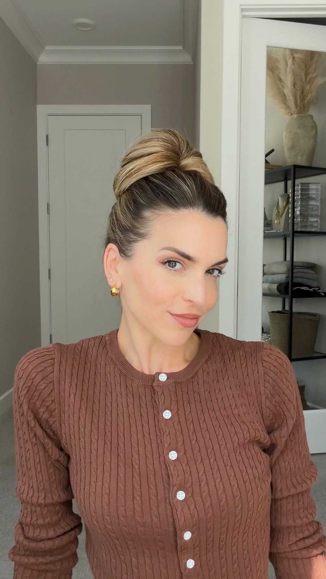 nicholeciotti 게시물 이미지: High bun volume hack!
Comment SHOP to receive...