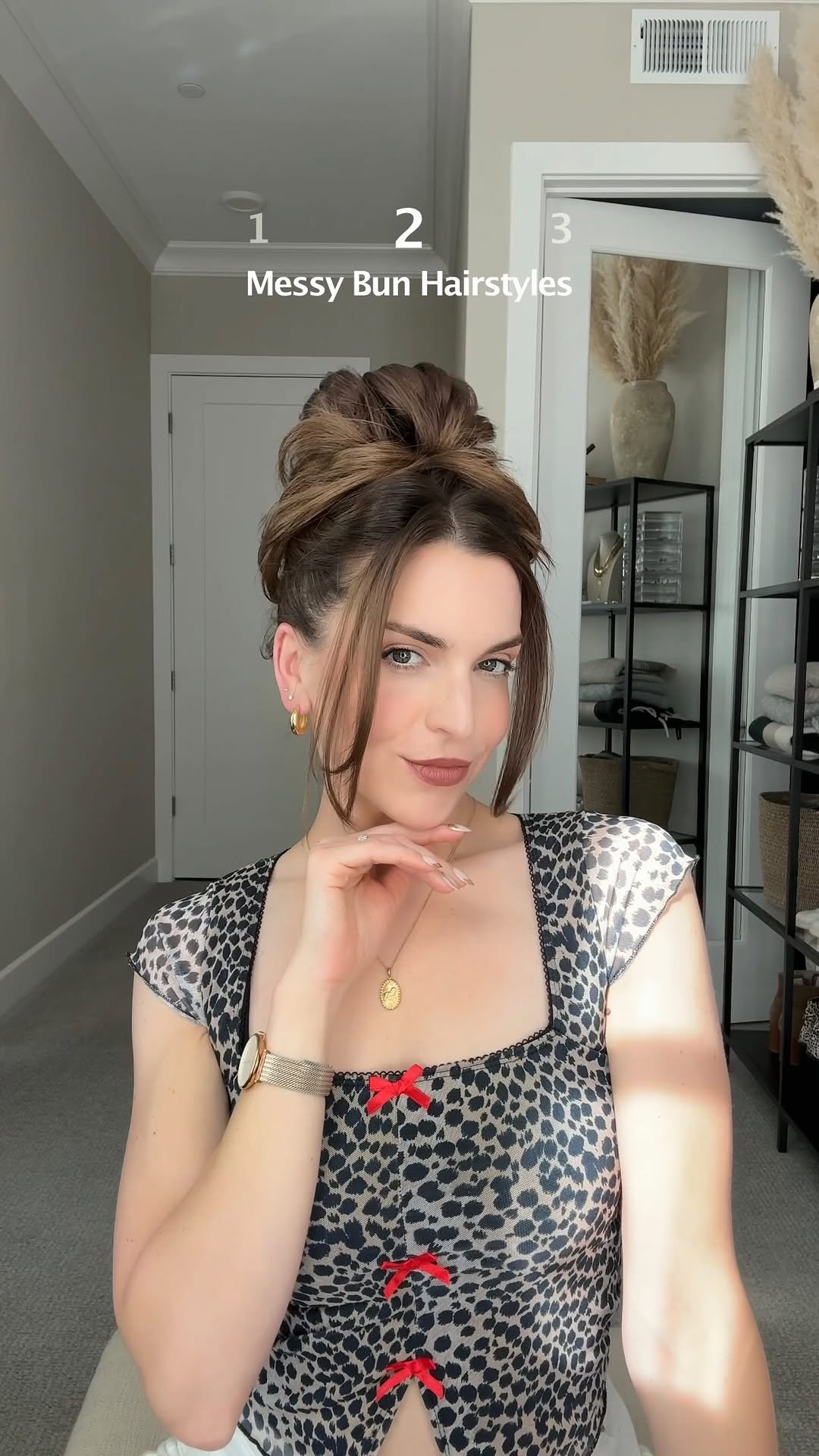 nicholeciotti 게시물 이미지: Here are three messy buns to try this week! 1,...