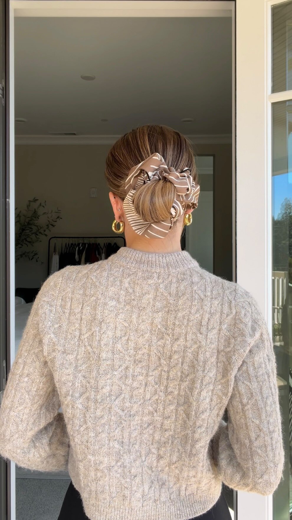 nicholeciotti 게시물 이미지: How to make a scrunchie bun look chic this...