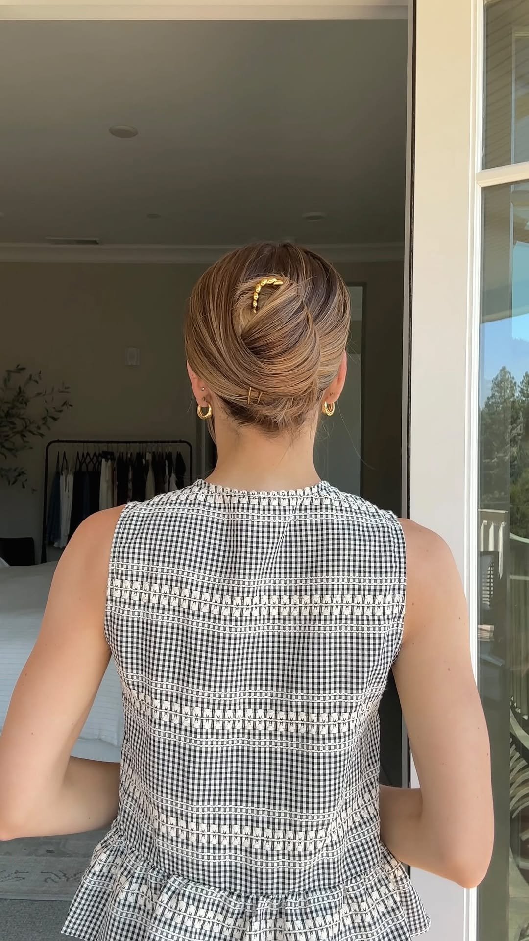 nicholeciotti 게시물 이미지: The Vanilla Twist 🌪️
Gather your hair into a...