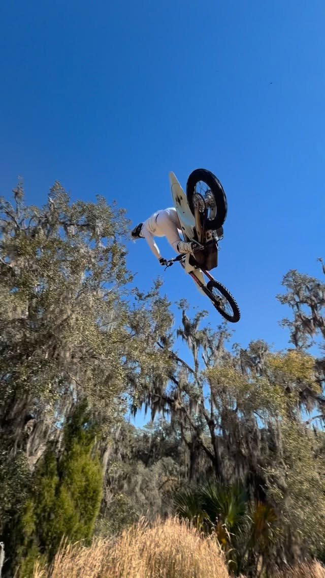 nicktomasunas 게시물 이미지: Going deep at @ronnie_renner ‘s spot ✊🏼