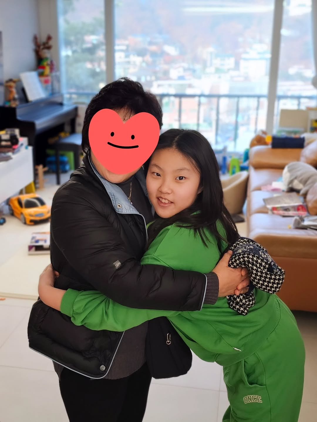 Photo by 니콜쌤 | EBS 유초등영어 19년 | 즐거운 영어의 시작 영어친구 대표 🙆‍♀️ on February 11, 2026. May be an image of one or more people, parka, turtleneck and text.