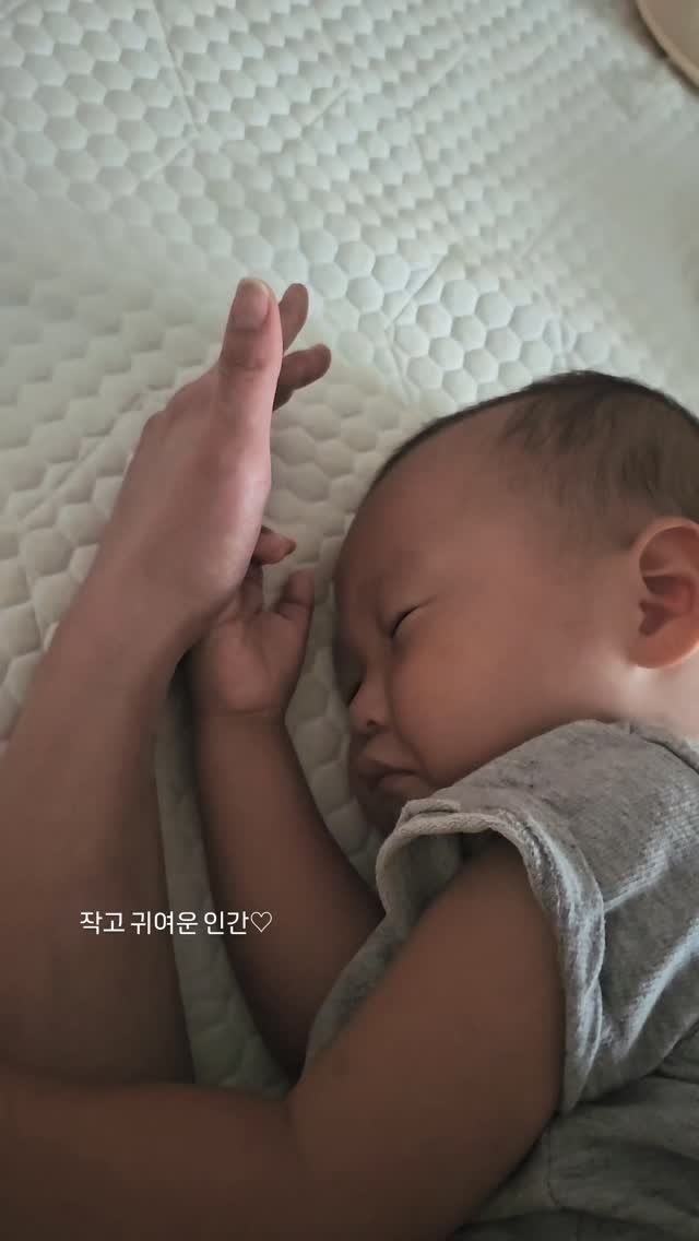 nicole_hihello 게시물 이미지: 내 작고 귀여운 인간...♡

아침에 잠든 현이 얼굴을 이렇게 찬찬히 본 게...