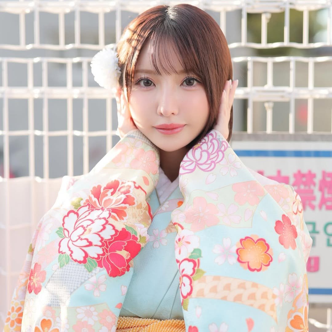 Photo by 新妻ゆうか｜Yuuka Niizuma on January 01, 2026. May be an image of one or more people, hair, bath robe and text.