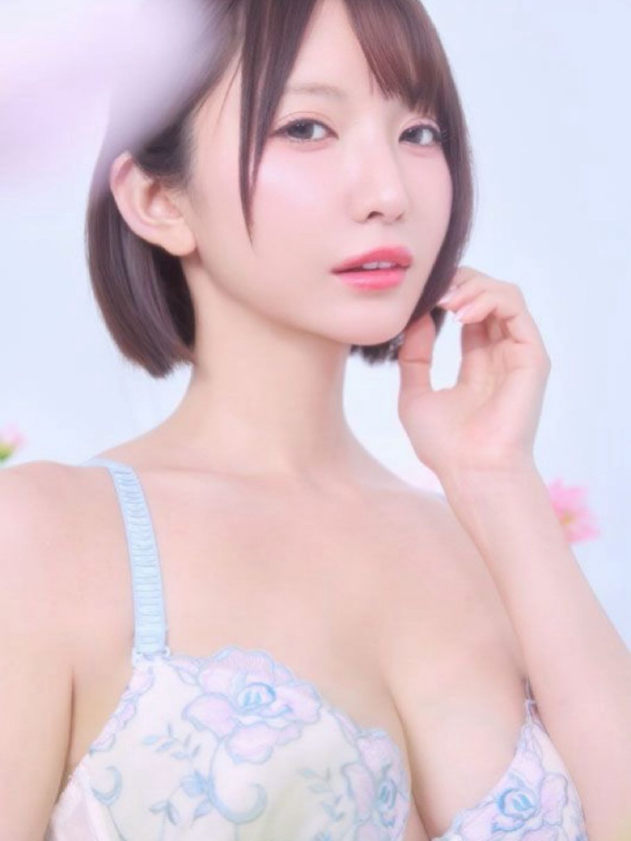 Photo by 新妻ゆうか｜Yuuka Niizuma on December 02, 2025. May be an image of one or more people, hair, bra and text.