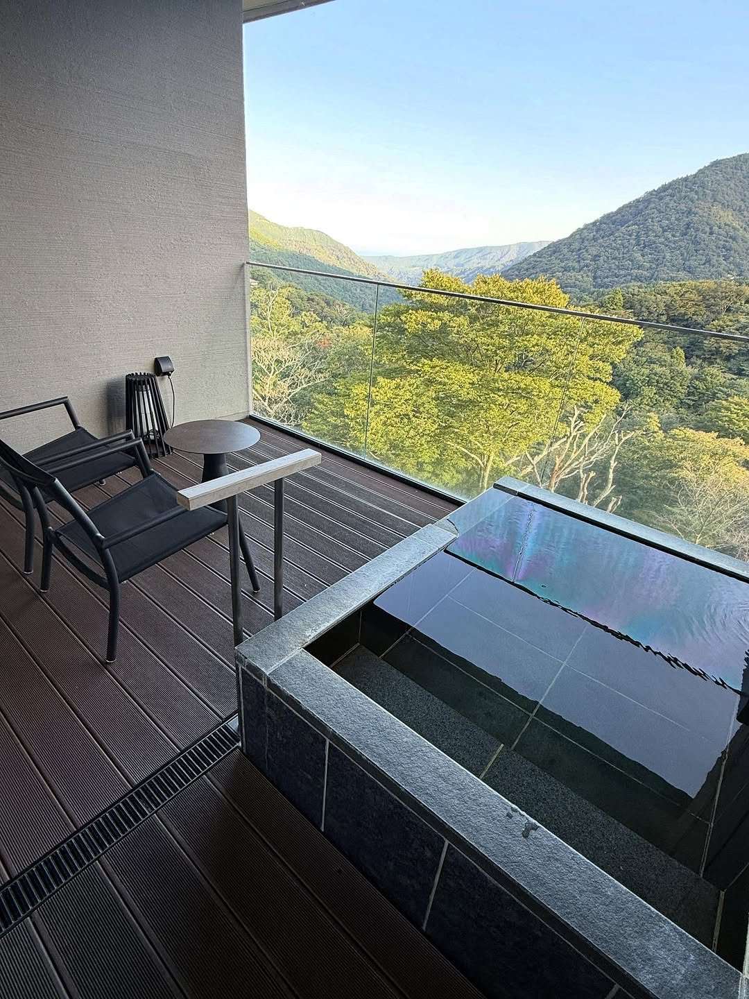 Photo by 新妻ゆうか｜Yuuka Niizuma on October 02, 2025. May be an image of deck chair, outdoors and text.