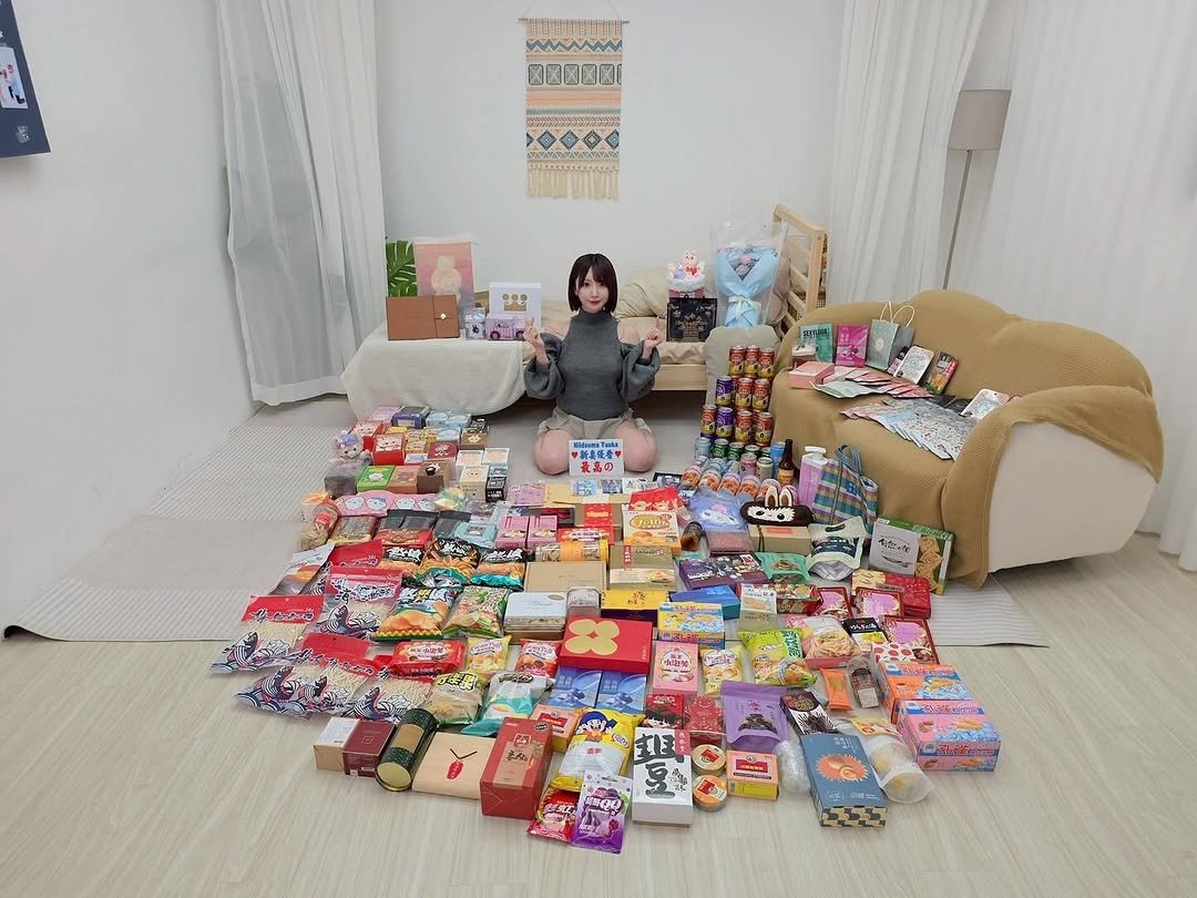 Photo by 新妻ゆうか｜Yuuka Niizuma on December 01, 2025. May be an image of carton, lego, carpet and text.