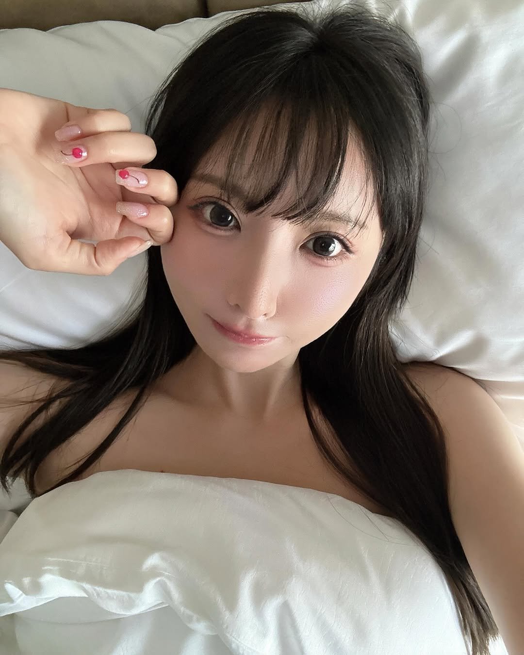 Photo by 新妻ゆうか｜Yuuka Niizuma on September 15, 2025. May be a selfie of one or more people, hair, sleepwear, bed and bedroom.