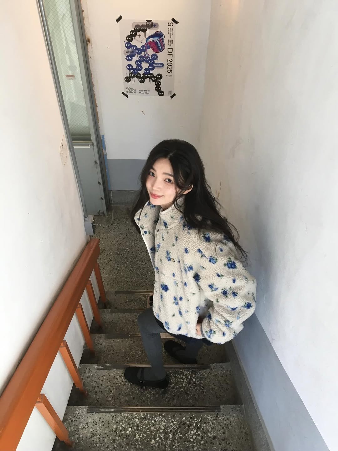 Photo by 여울 yeowool on November 20, 2025. May be an image of duffle coat, parka, jacket and text.