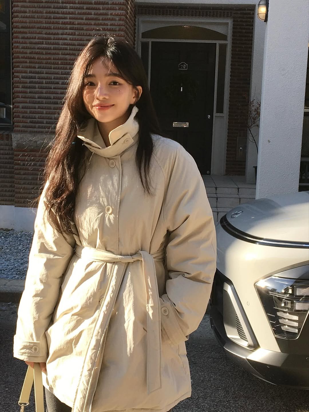 Photo by 여울 yeowool on November 18, 2025. May be an image of duffle coat, overcoat, goosedown coat, fur coat, fleece, raincoat, parka, turtleneck, jacket and text.