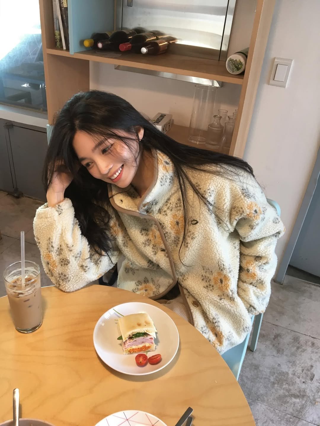 Photo by 여울 yeowool on November 18, 2025. May be an image of duffle coat, dessert, turtleneck, parka and text.