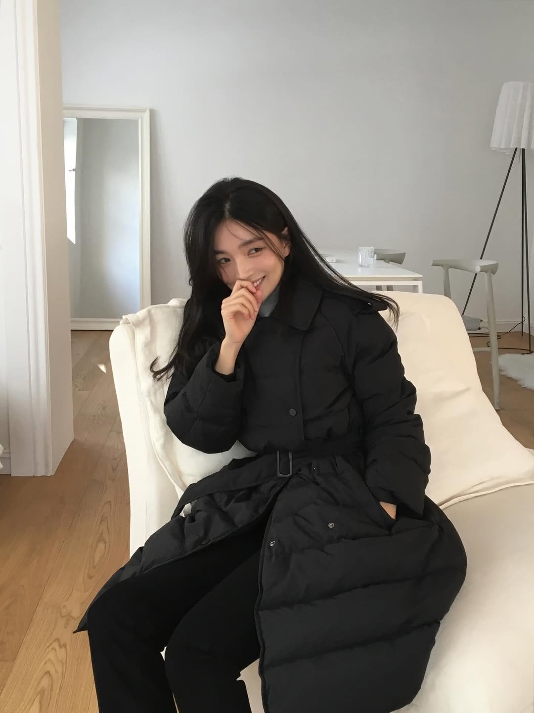 Photo by 여울 yeowool on November 20, 2025. May be an image of duffle coat, sable coat, goosedown coat, raincoat, jacket, parka, snowsuit and text.