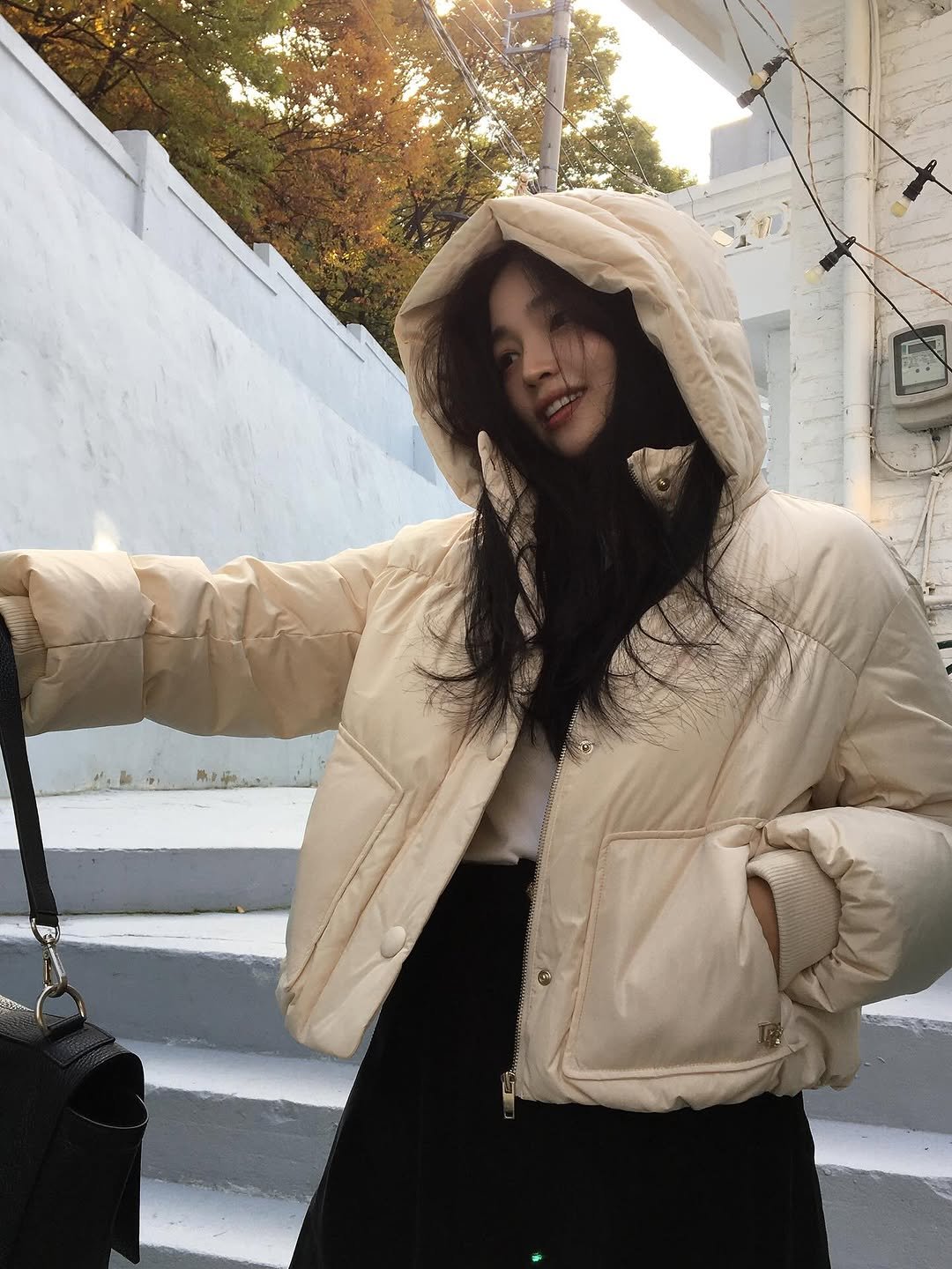 Photo by 여울 yeowool on November 12, 2025. May be an image of duffle coat, overcoat, goosedown coat, fur coat, raincoat, parka, flight jacket and text.