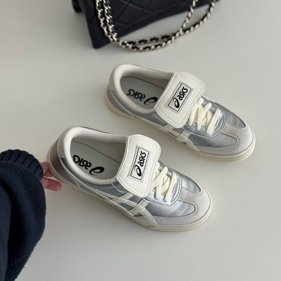 Photo by 𝘊𝘰𝘭𝘭𝘦𝘤𝘵𝘰𝘳𝘴 on August 05, 2025. May be an image of espadrilles, baby shoes, sneakers and text.