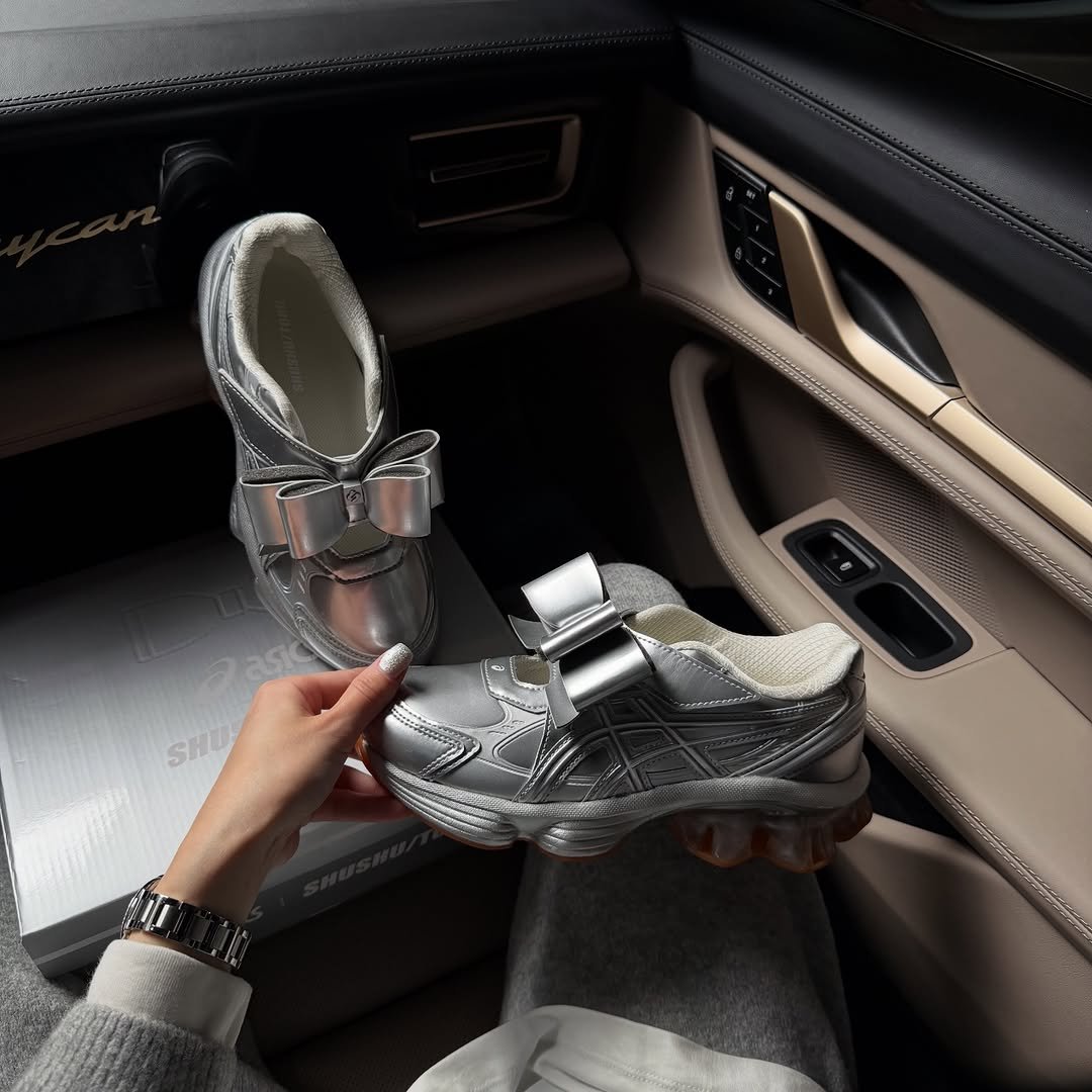 Photo by 𝘊𝘰𝘭𝘭𝘦𝘤𝘵𝘰𝘳𝘴 on December 29, 2025. May be an image of espadrilles, slingback shoes, sandals, boots, sneakers, baby shoes and text.