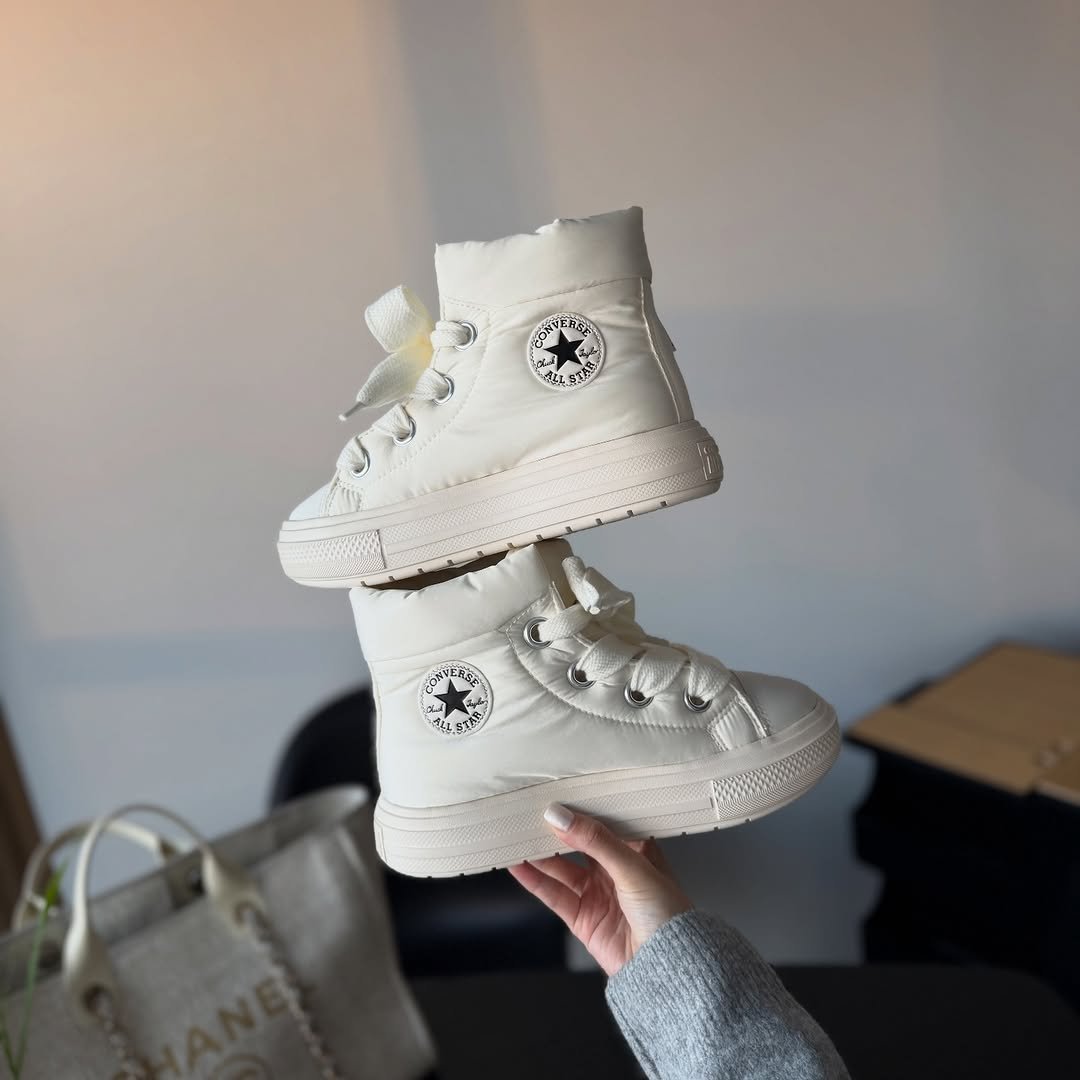 Photo by 𝘊𝘰𝘭𝘭𝘦𝘤𝘵𝘰𝘳𝘴 on December 25, 2025. May be an image of espadrilles, boots, toecap shoes, baby shoes, sneakers and text.