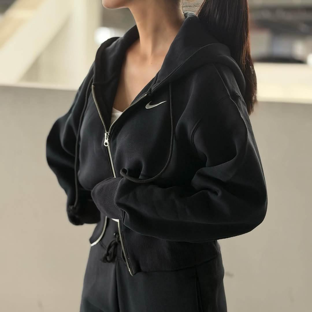 Photo by 𝘊𝘰𝘭𝘭𝘦𝘤𝘵𝘰𝘳𝘴 on October 01, 2025. May be an image of 1 person, jacket, sweatpants, fleece, sportswear, drawstring, parka, sweatsuit, sweatshirt and text.