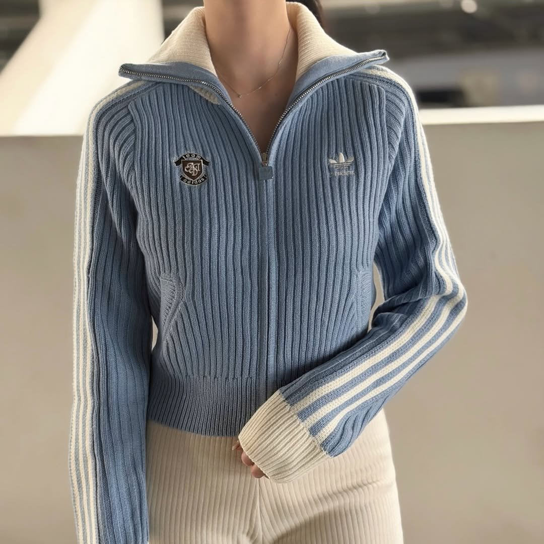 Photo by 𝘊𝘰𝘭𝘭𝘦𝘤𝘵𝘰𝘳𝘴 on December 26, 2025. May be an image of jacket, parka, sweater, fleece, turtleneck and text.