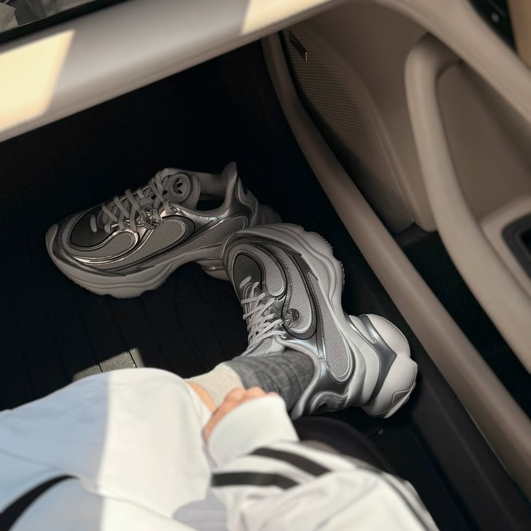 Photo by 𝘊𝘰𝘭𝘭𝘦𝘤𝘵𝘰𝘳𝘴 on September 29, 2025. May be an image of sneakers, sportswear and text.