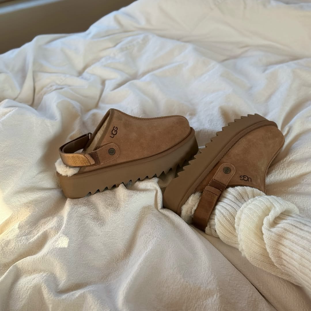 Photo by 𝘊𝘰𝘭𝘭𝘦𝘤𝘵𝘰𝘳𝘴 on December 31, 2025. May be an image of sandals, boots, baby shoes and text.