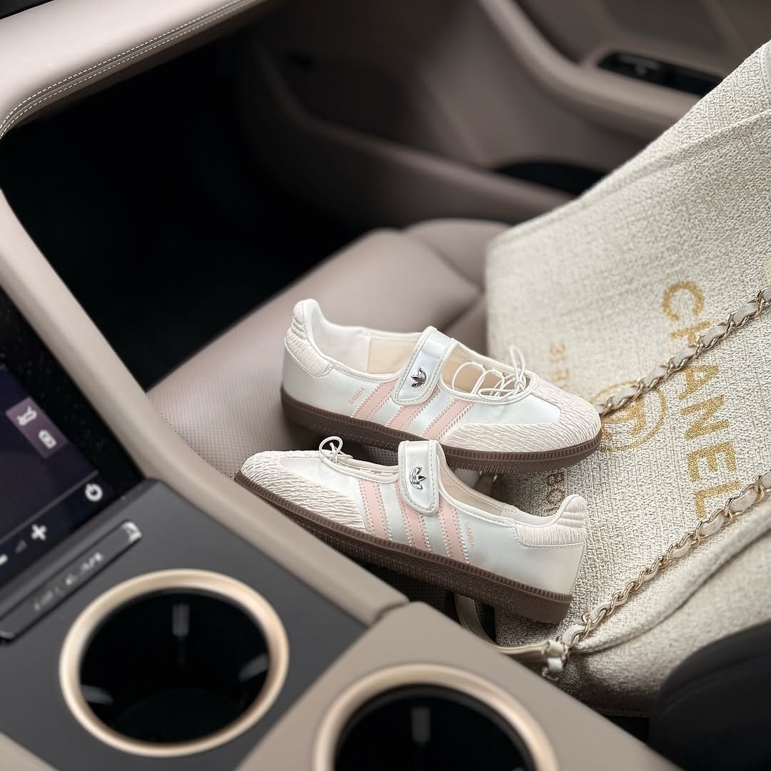 Photo by 𝘊𝘰𝘭𝘭𝘦𝘤𝘵𝘰𝘳𝘴 on August 12, 2025. May be an image of espadrilles, leather, loafer, baby shoes, toecap shoes, sneakers and text.