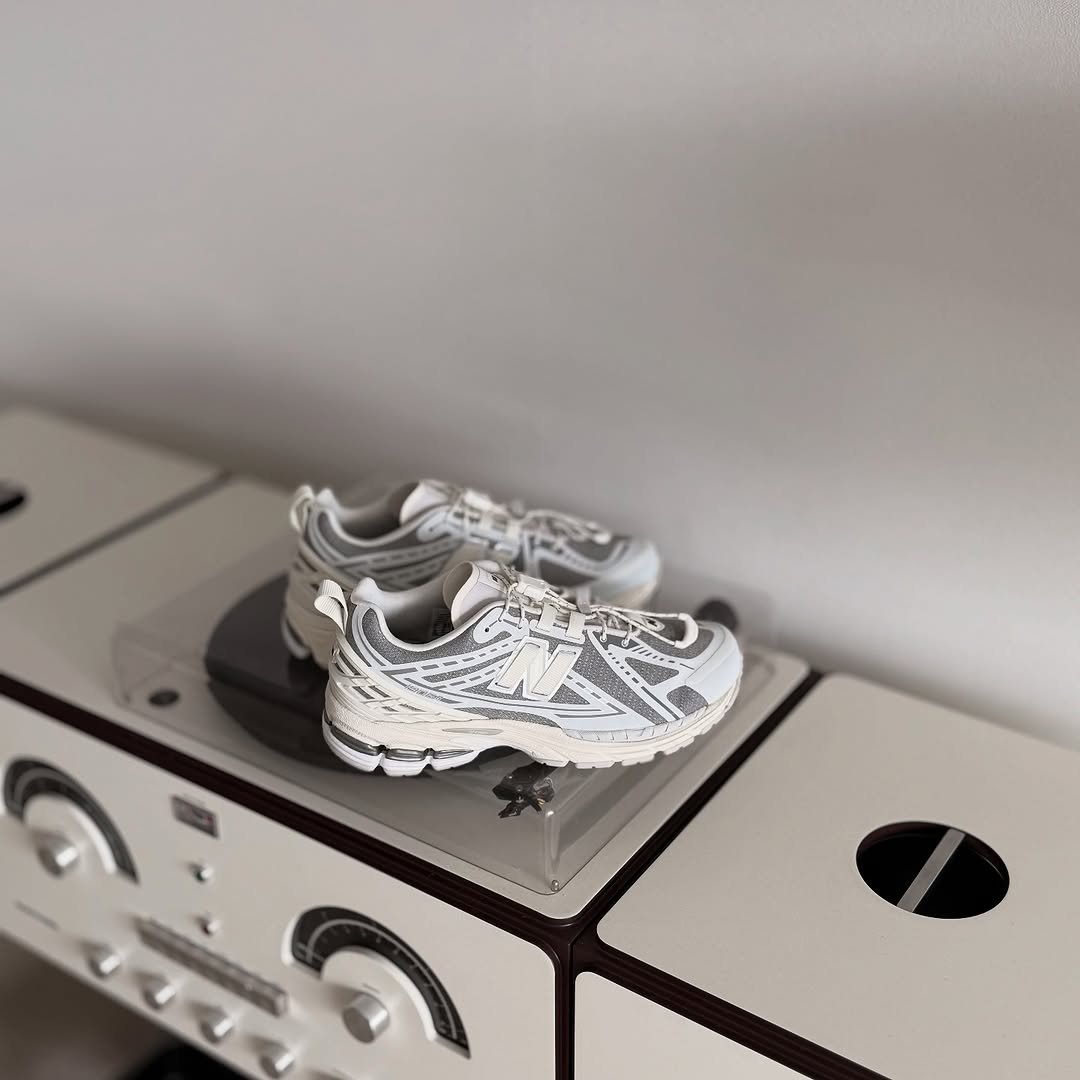 Photo by 𝘊𝘰𝘭𝘭𝘦𝘤𝘵𝘰𝘳𝘴 on September 30, 2025. May be an image of rack, sneakers and text.
