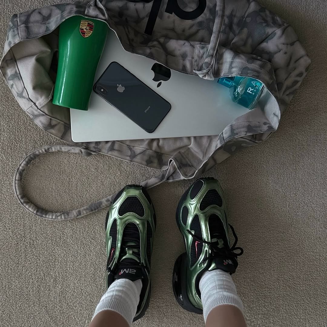 Photo by 𝘊𝘰𝘭𝘭𝘦𝘤𝘵𝘰𝘳𝘴 on August 09, 2025. May be an image of phone, sneakers, water bottle, sportswear and text.
