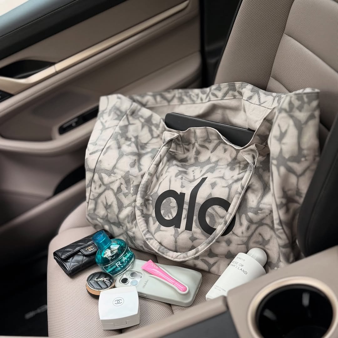 Photo by 𝘊𝘰𝘭𝘭𝘦𝘤𝘵𝘰𝘳𝘴 on August 05, 2025. May be an image of water bottle, pouch, grocery bag, hand cream, seatbelt and text.