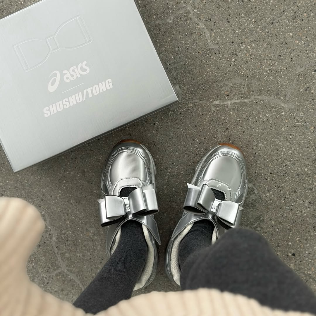 Photo by 𝘊𝘰𝘭𝘭𝘦𝘤𝘵𝘰𝘳𝘴 on December 30, 2025. May be an image of espadrilles, wingtip shoes, slingback shoes, sandals, baby shoes, toecap shoes, loafer and text that says 'Dasics asics SHUSHU/TONG SHUSHU TONG'.