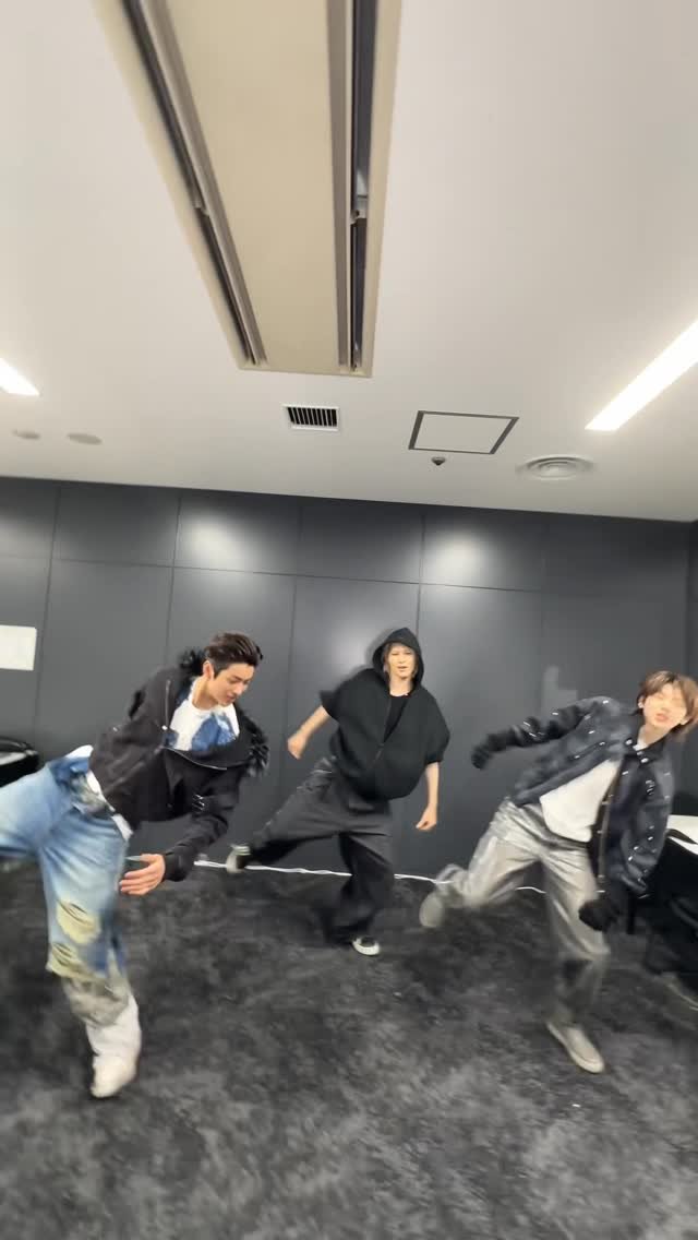 niki.enhypen 게시물 이미지: #NI_KI 선배님과 우린 스튜디오로 가지 🏃‍♂️‍➡️ #ENHYPEN #엔하이픈...