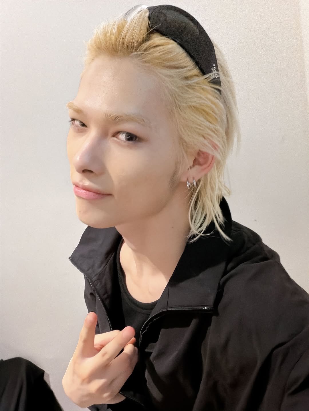 Photo by NI-KI 니키 fanpage on October 26, 2025. May be an image of one or more people and bangs.