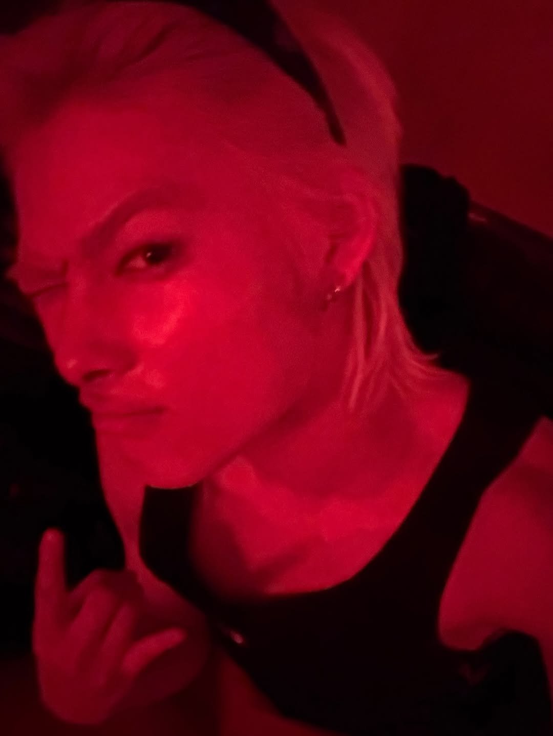 Photo by NI-KI 니키 fanpage on October 25, 2025. May be a selfie of one or more people, bangs and blonde hair.